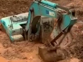 這個挖掘機真的厲害了，居然掉進了泥坑里，還在泥坑里面轉(zhuǎn)圈圈！ (282播放)