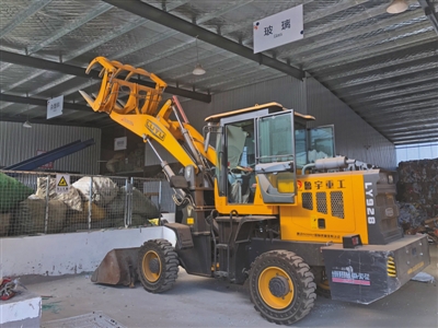 舞環(huán)科技分揀中心內(nèi)，正在使用裝載機(jī)挪運(yùn)物品。受訪者供圖