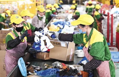 2019年7月8日，杭州余杭區(qū)的浙江虎哥環(huán)境有限公司分揀總倉(cāng)，員工在流水線上分揀可回收垃圾。 圖/視覺中國(guó)