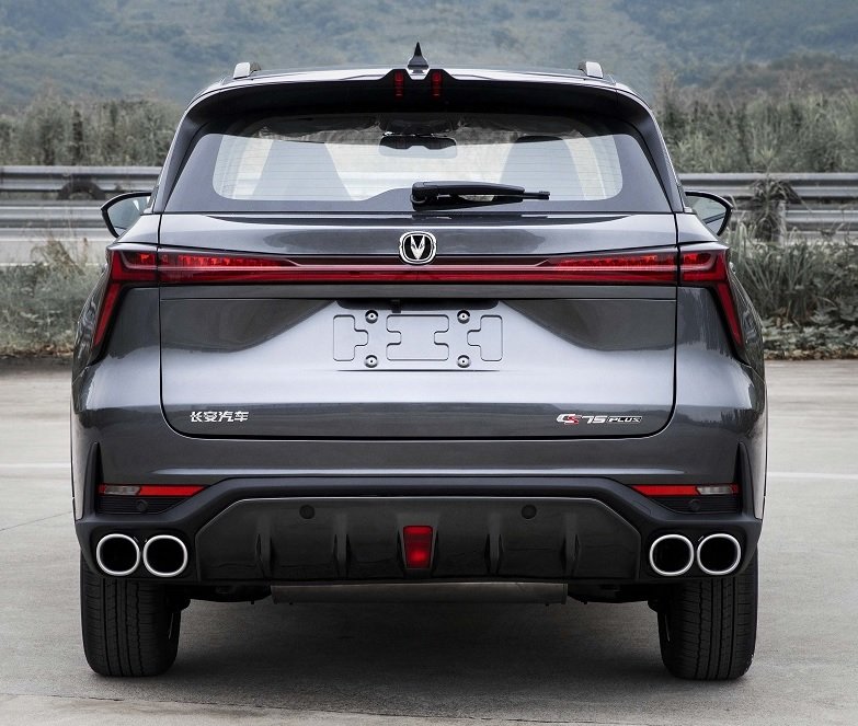 前臉向UNI系列靠攏，換裝貫穿式尾燈組，新款長安CS75 PLUS實拍圖