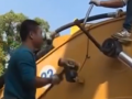 師傅更換挖掘機(jī)上的油封，銷子緊難度有點(diǎn)大，干活太費(fèi)勁了！ (460播放)