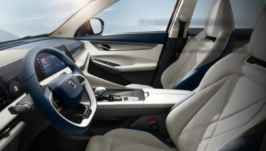 新款長(zhǎng)安CS75 PLUS上市 售價(jià)12.49到15.49萬元