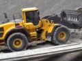 輪式裝載機在采石場為卡車裝沙石 (300播放)
