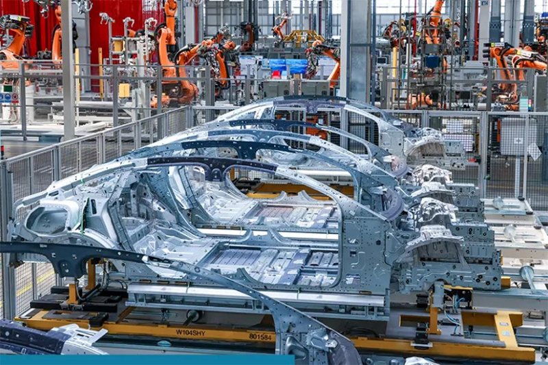 北京奔馳第400萬(wàn)輛整車下線，這臺(tái)車正是奔馳EQE！