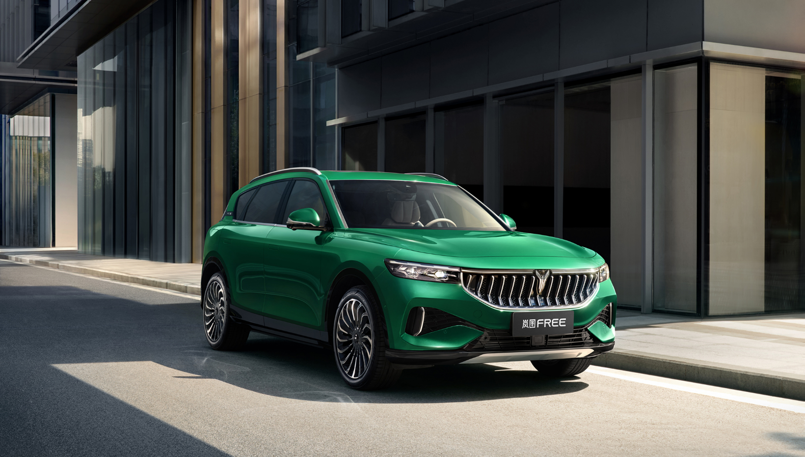 上?；靹?dòng)政策切換窗口期 嵐圖調(diào)配2000輛現(xiàn)車(chē)抵滬