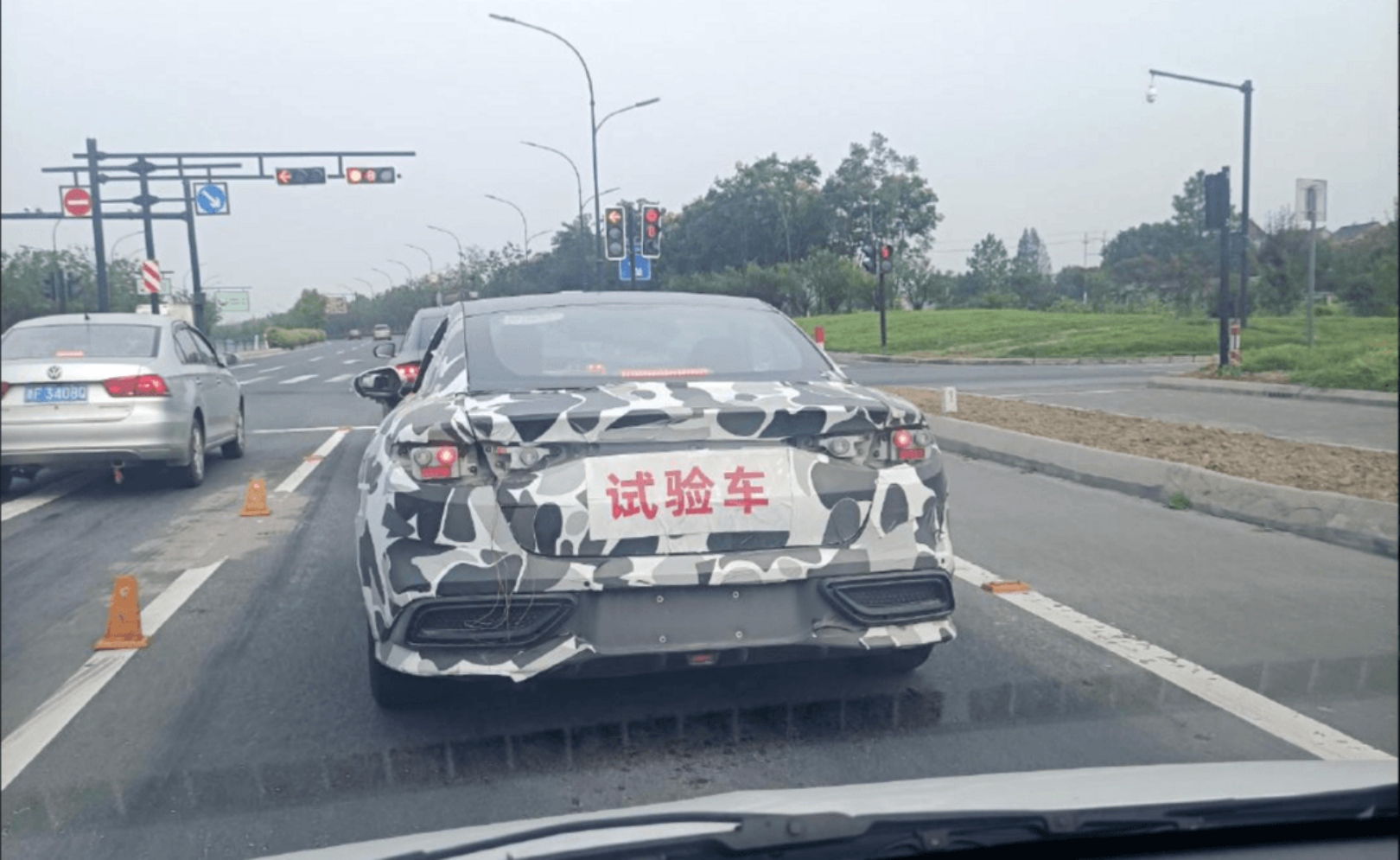 哪吒雙門轎跑諜照曝光，山海平臺第二款車