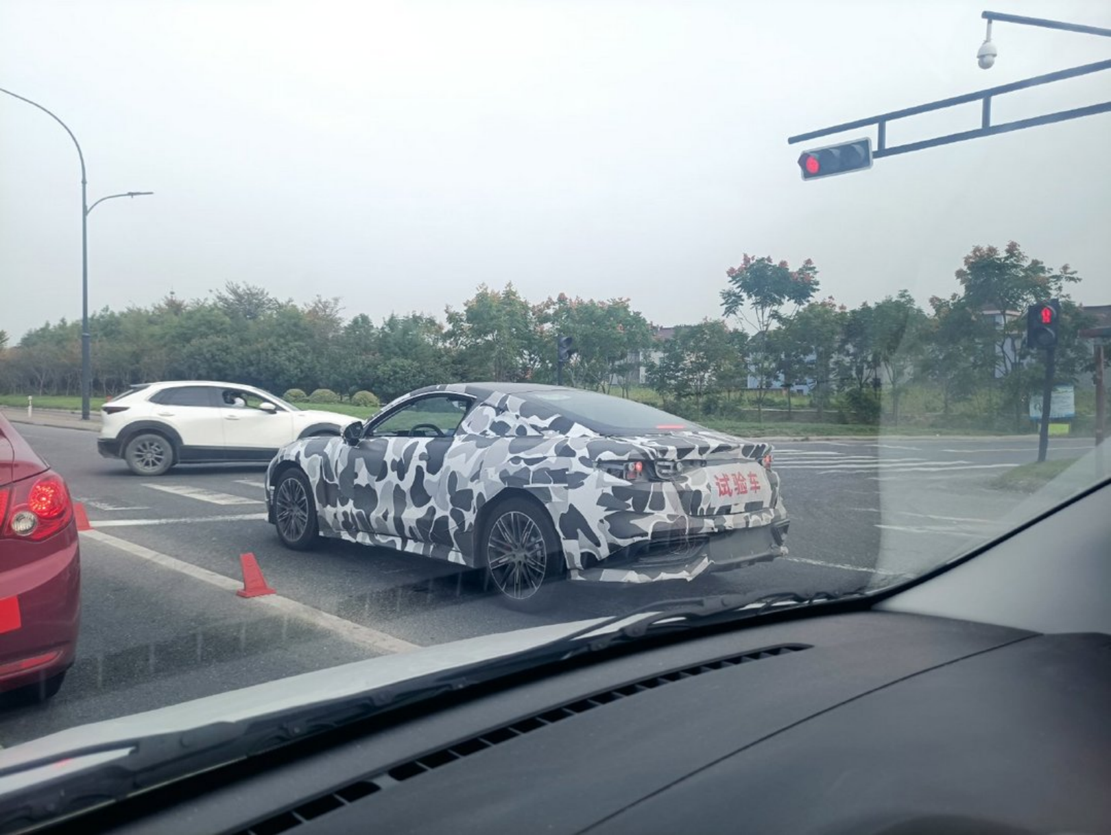 哪吒雙門轎跑諜照曝光，山海平臺第二款車